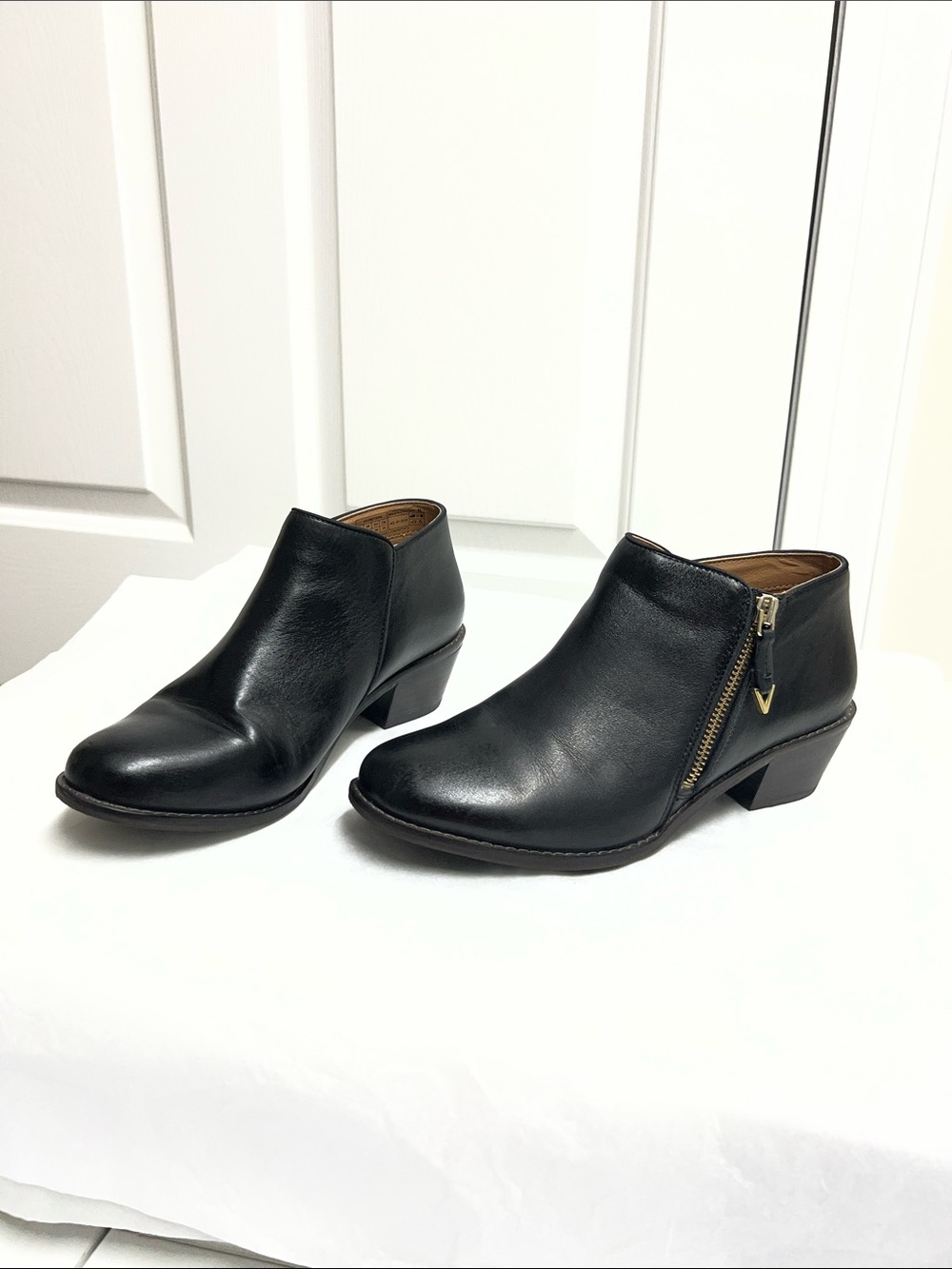 Vionic women’s black Leather Booties size 7 2” heels